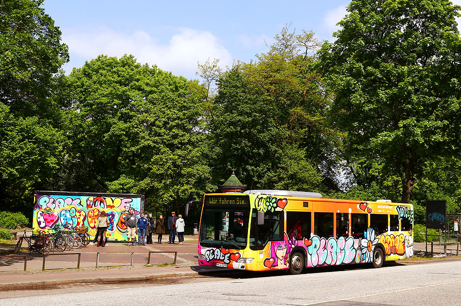 Ein Graffiti-Bus der VHH mit Werbung für das Museum für Hamburgische Geschichte