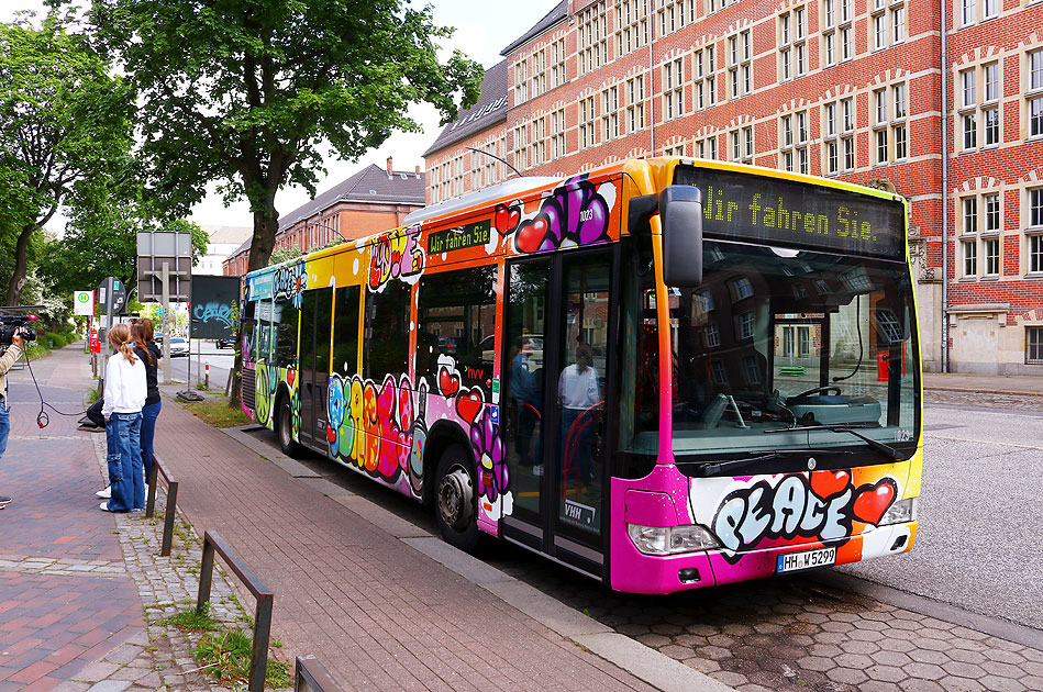 Ein Graffiti-Werbebus der VHH in Hamburg