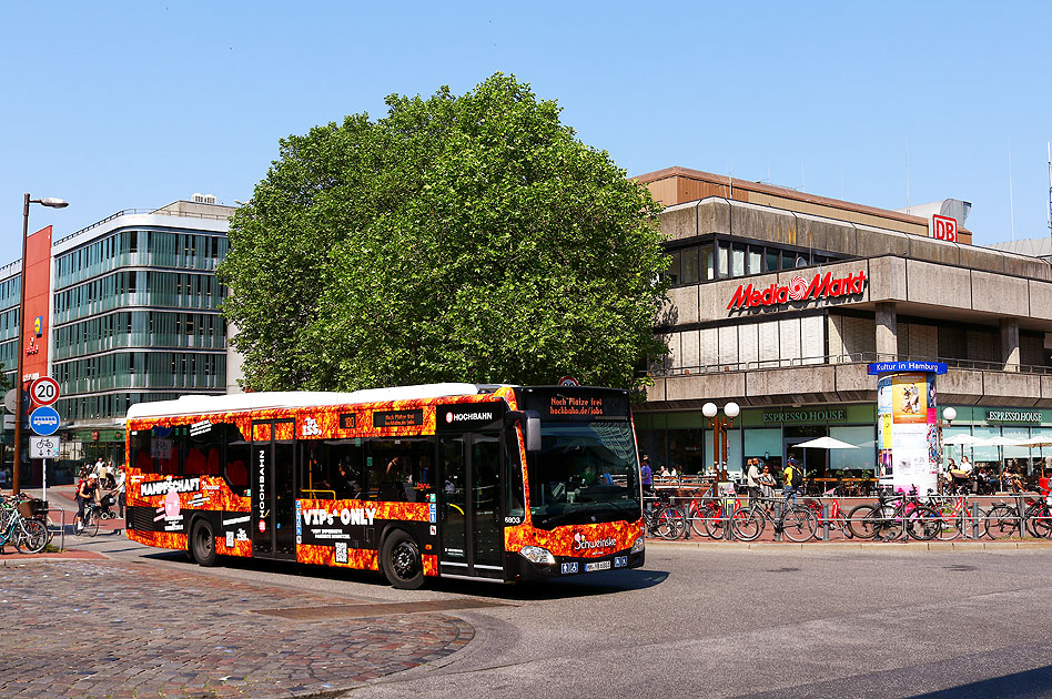 Ein Hochbahn Bus mit Werbung für das Schweinske am Bahnhof Altona