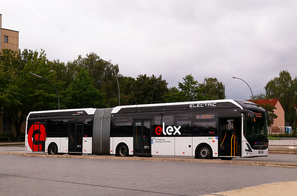 Ein VHH Elektrobus auf dem Busbahnhof U-Bahn Billstedt in Hamburg