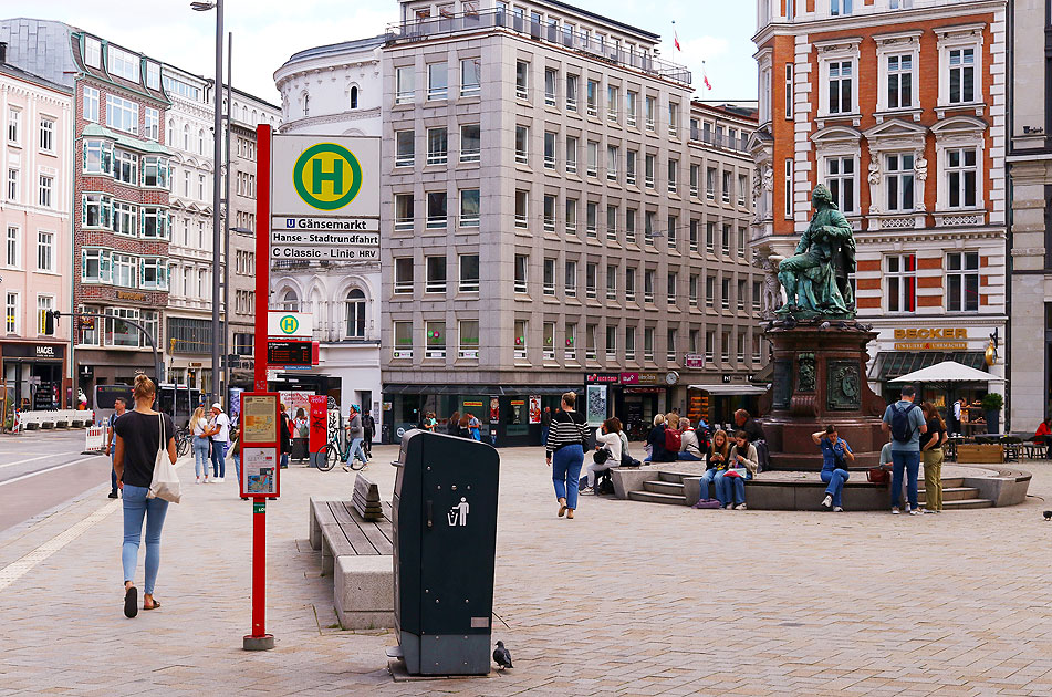 Die Bushaltestelle Gänsemarkt in Hamburg