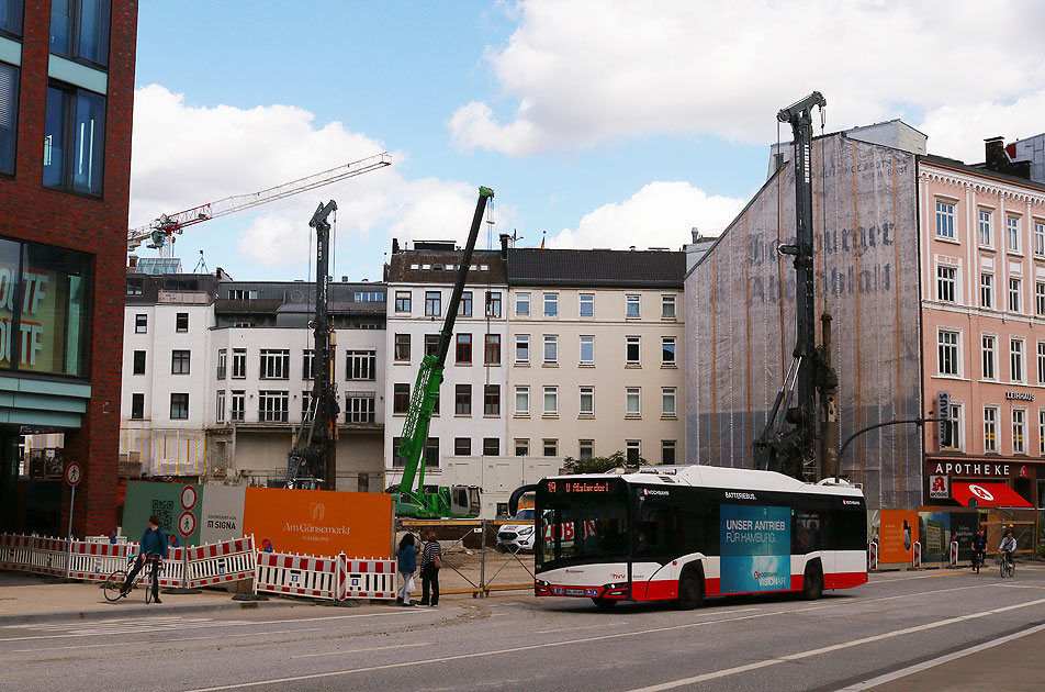 Ein Hochbahn-Bus an der Bushaltestelle U-Bahn Gänsemarkt