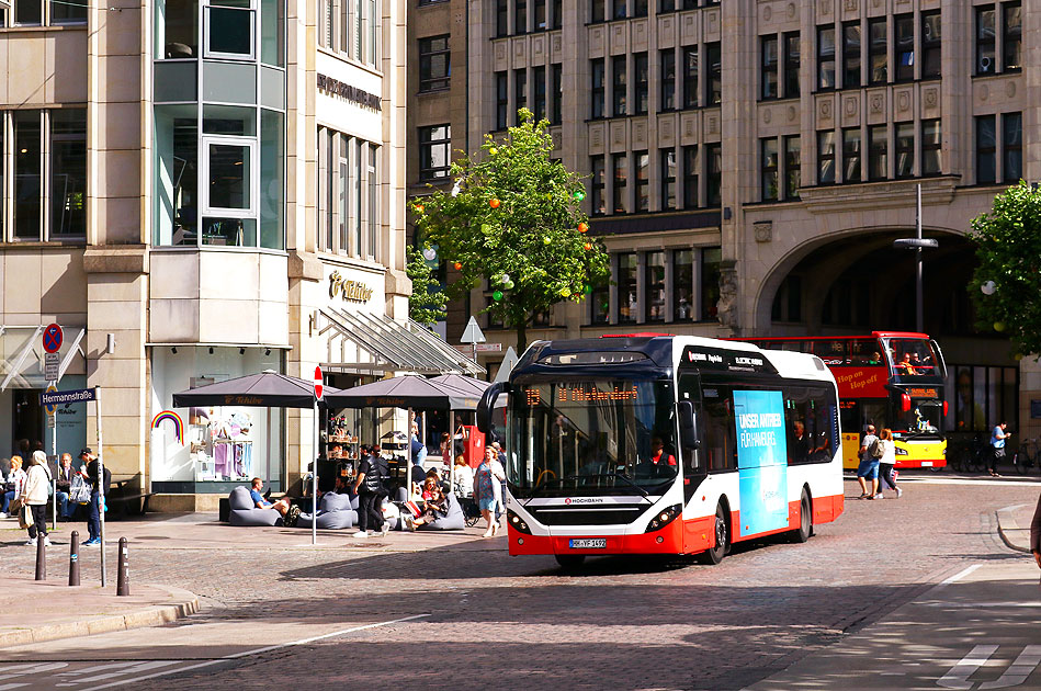 Ein Hochbahn-Bus auf dem Rathausmarkt in Hamburg