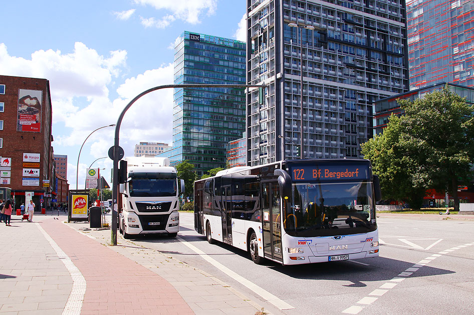 Ein VHH Bus an der Haltestelle Bahnhof Berliner Tor