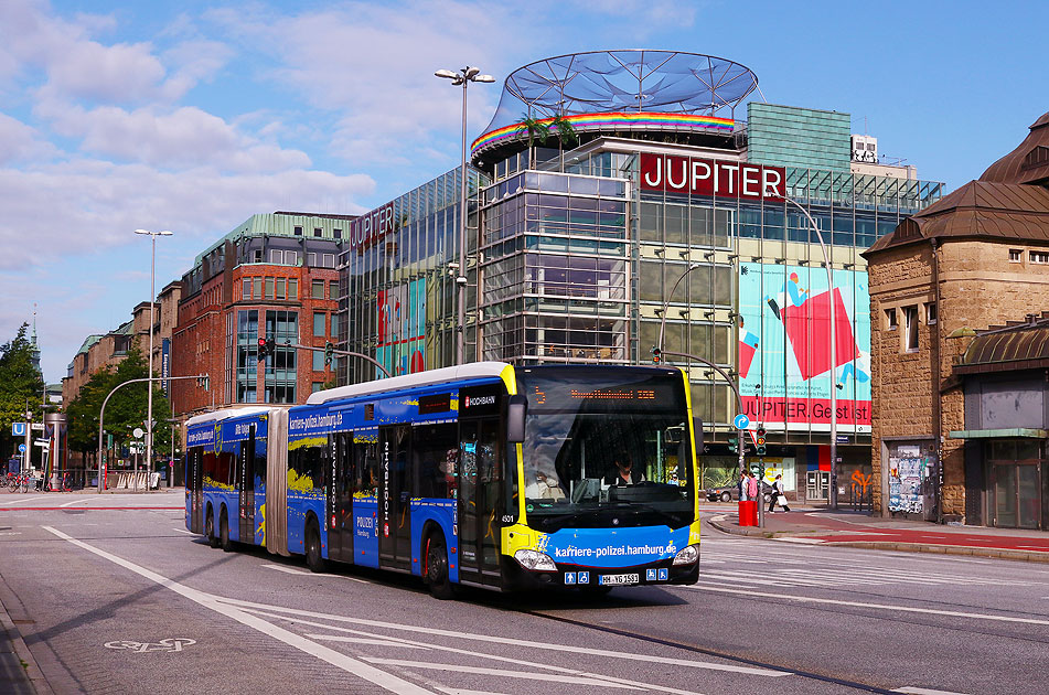 Ein Hochbahn-Bus an der Haltestelle Hauptbahnhof / Steintorwall