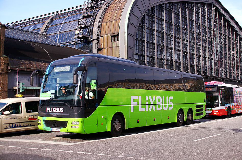 Ein ukrainischer Flixbus vor dem Hamburger Hauptbahnhof auf der Fahrt von Kiew nach Bremen