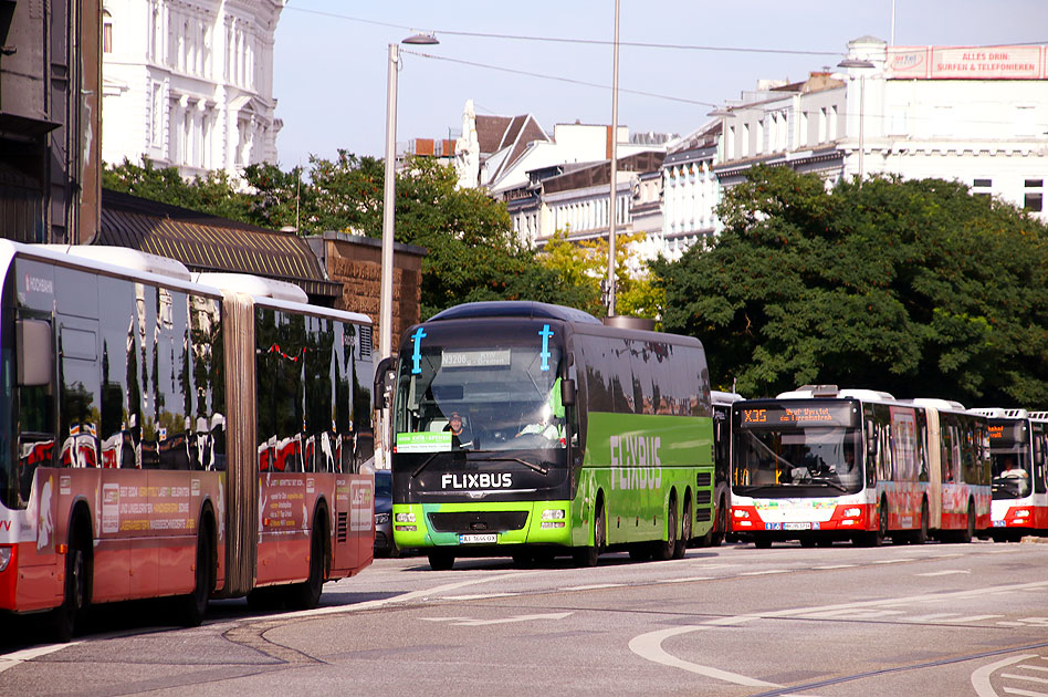 Ein ukrainischer Flixbus vor dem Hamburger Hauptbahnhof auf der Fahrt von Kiew nach Bremen