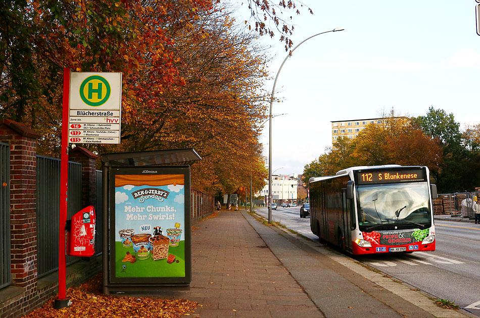 Die Bushaltestelle Blücherstraße in Altona-Altstadt in der Königstraße in Hamburg