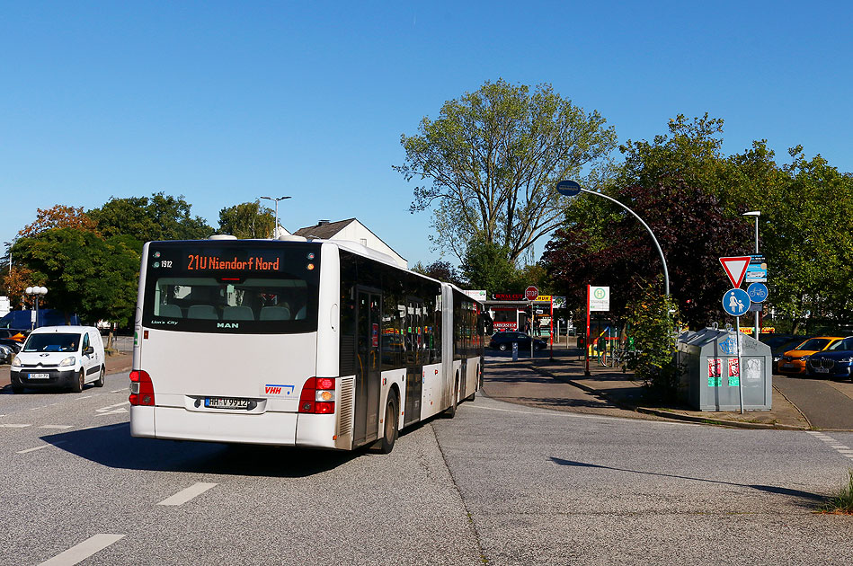 Ein VHH Bus an der Haltestelle Schenefelder Platz