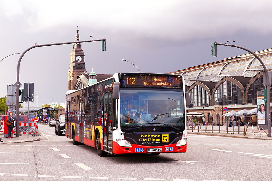 Ein Hochbahn-Bus vor dem Hamburger Hbf