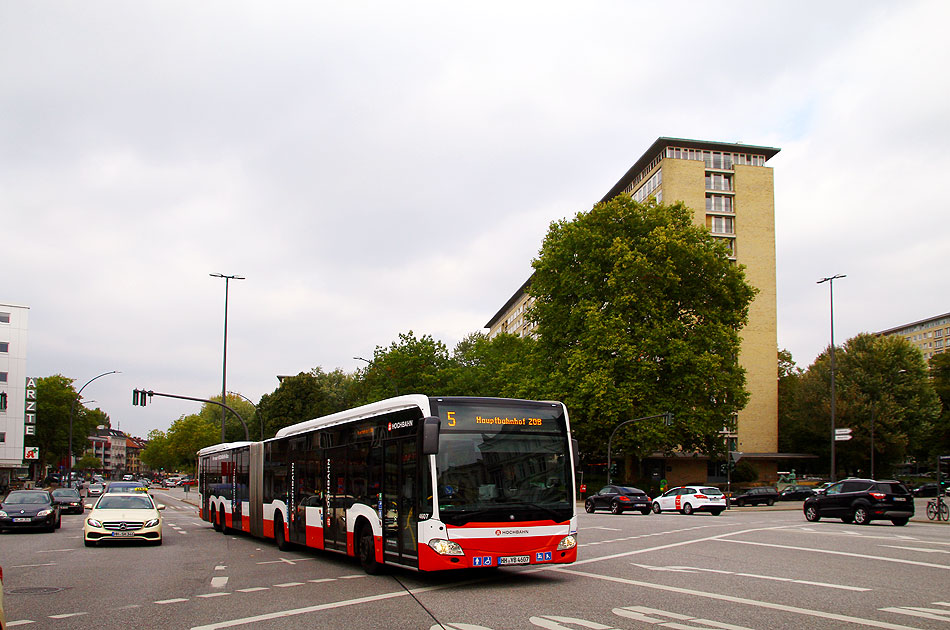 Die Haltestelle Bezirksamt Eimsbüttel in Hamburg