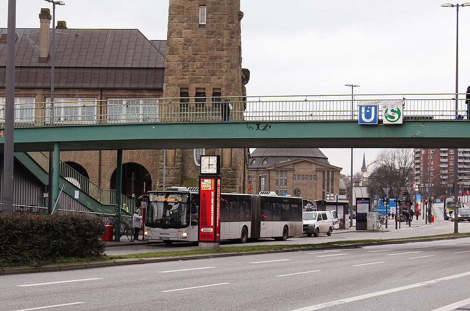 Ein VHH Bus an der Haltestelle U-Bahn und S-Bahn Landungsbrücken