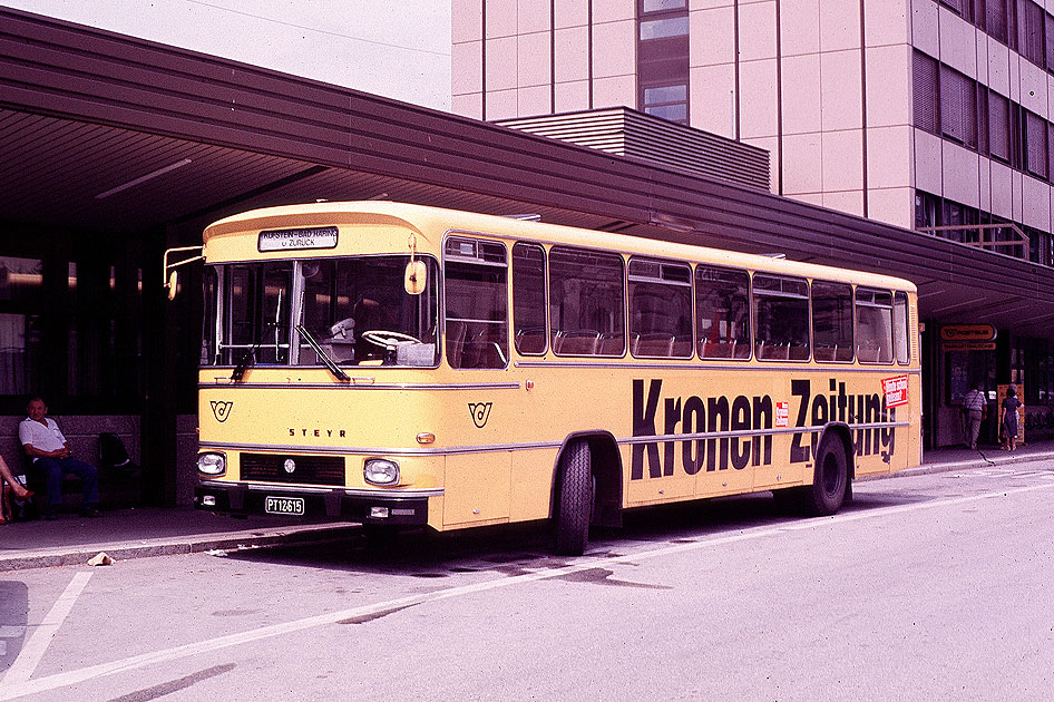 Ein Steyr SL 12H 210 Postbus vor dem Bahnhof in Kufstein