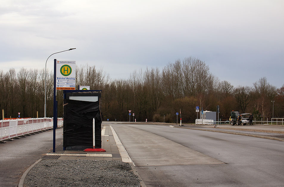 Die Bushaltestelle vom Bahnhof Moisling der aus juristischen Gründen nur ein Haltepunkt ist