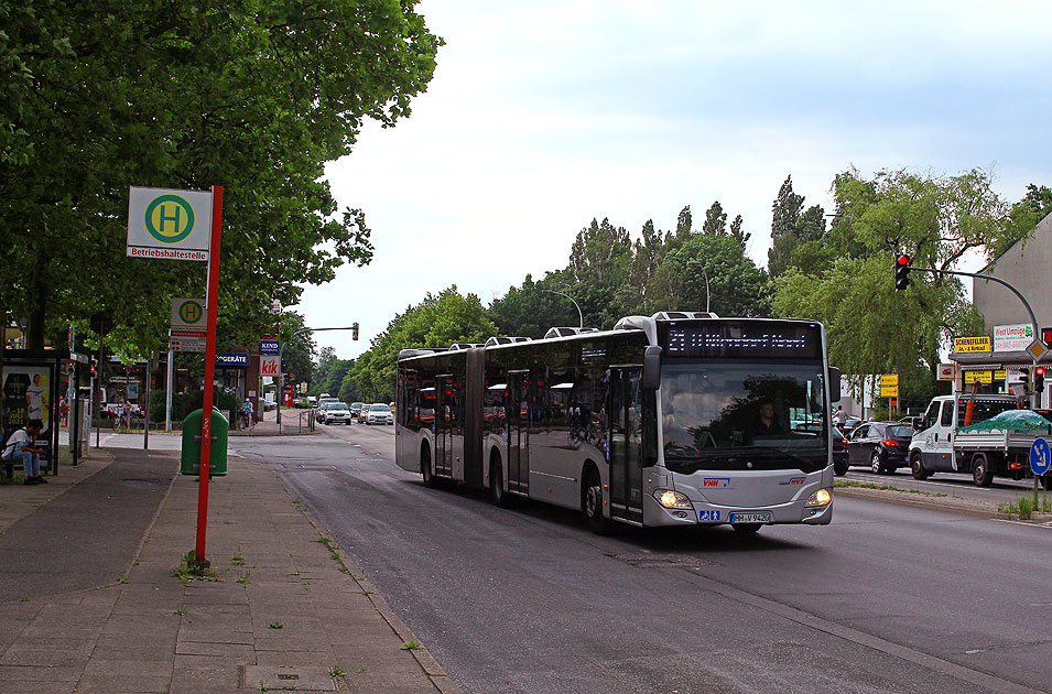 Ein VHH Bus an der Haltestelle Schenefelder Platz