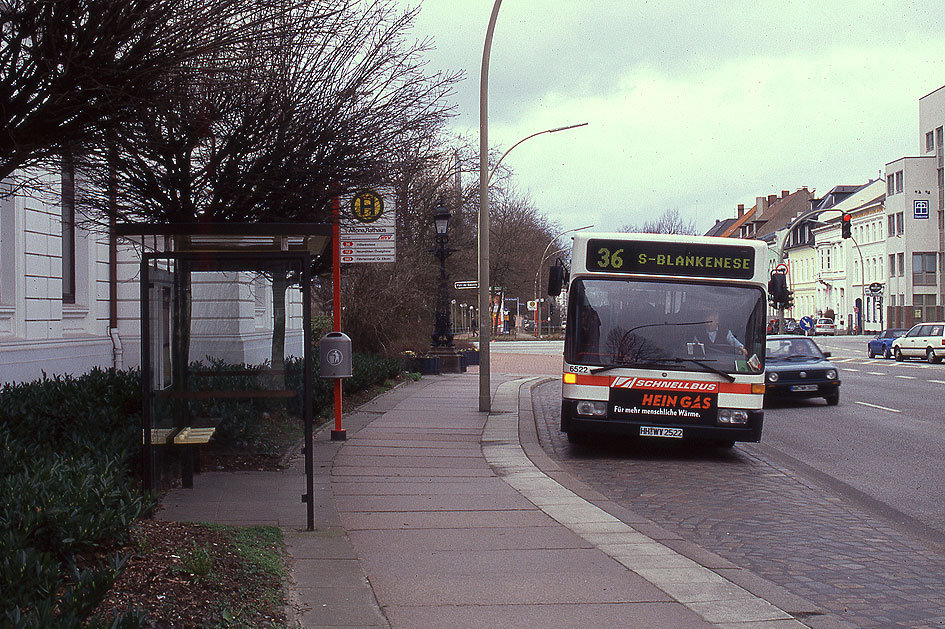 Ein Hochbahn Schnellbus an der Haltestelle Altona Rathaus