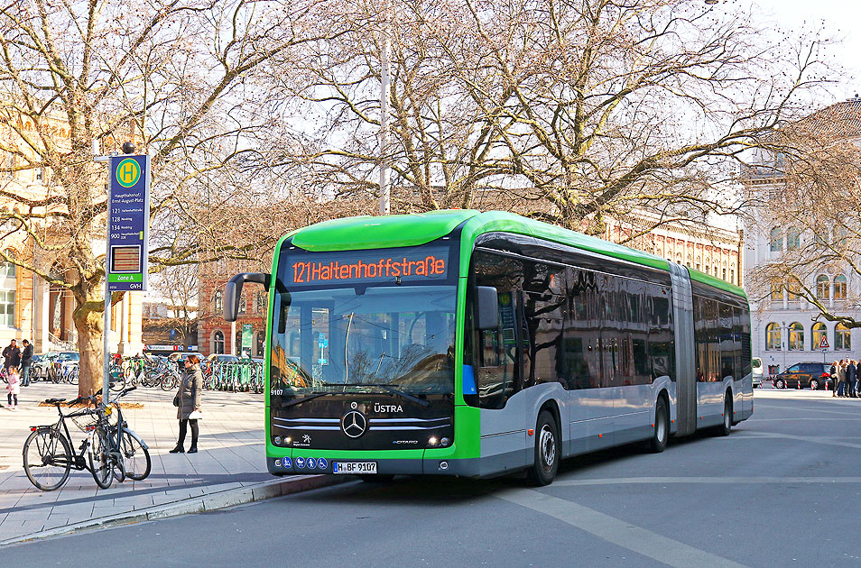 Ein Üstra Elektrobus an der Haltestelle Hbf / Ernst-August-Platz
