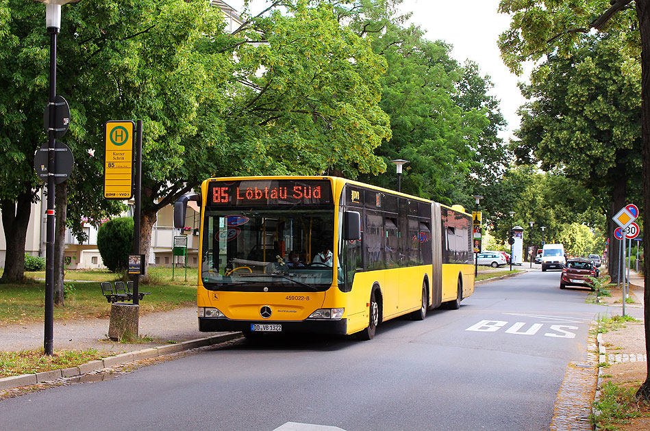 Ein DVB Bus an der Haltestelle Kurzer Schritt in Dresden