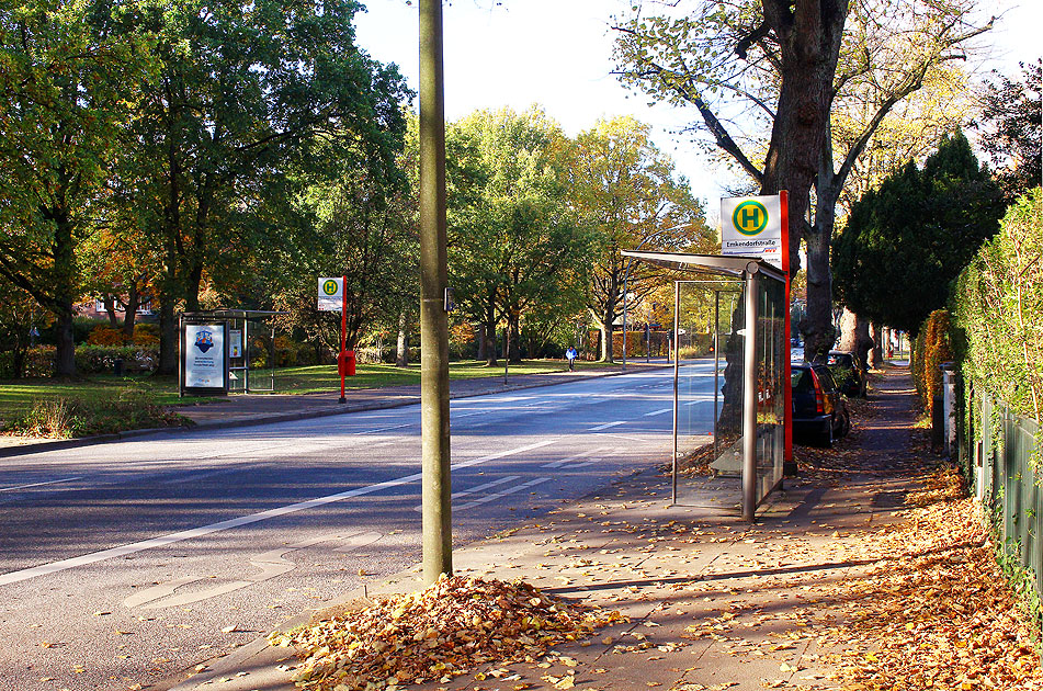 Die Bushaltestelle Emkendorfstraße in der Reventlowstraße in Hamburg-Othmarschen