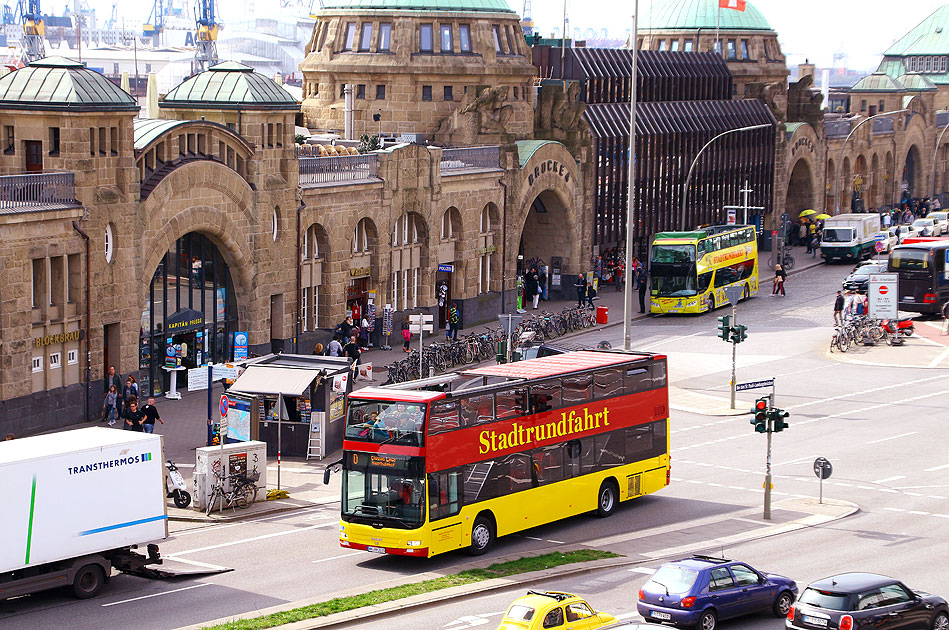 Ein Stadtrundfahrt Bus an den Landungsbrücken in Hamburg