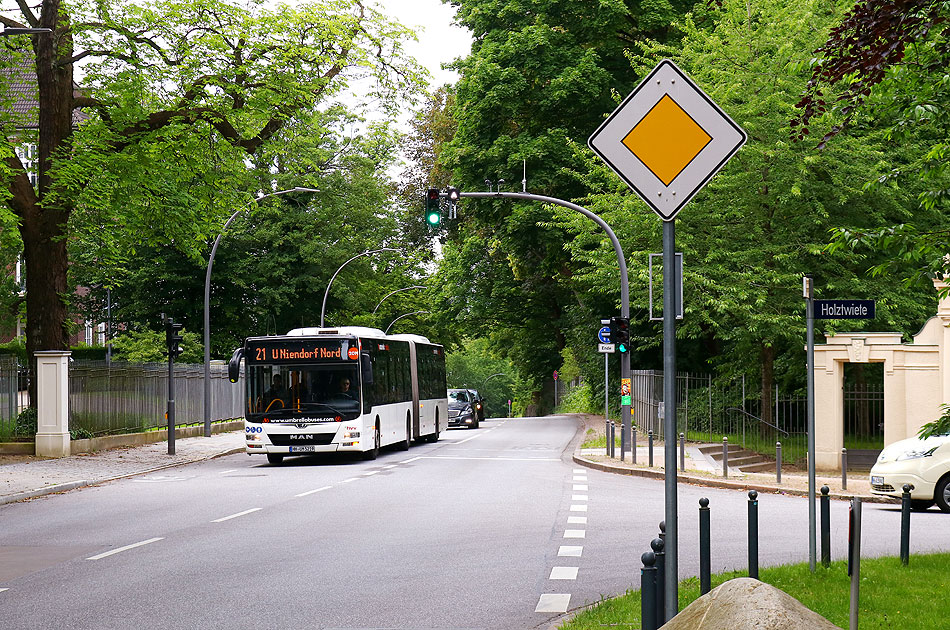 Ein Umbrella Bus an der Haltestelle Holztwiete in Hamburg-Othmarschen auf der Elbchaussee