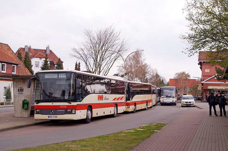 Busse auf dem Busbahnhof am Bahnhof Walsrode mit einem Bus der Verden-Walsroder Eisenbahn