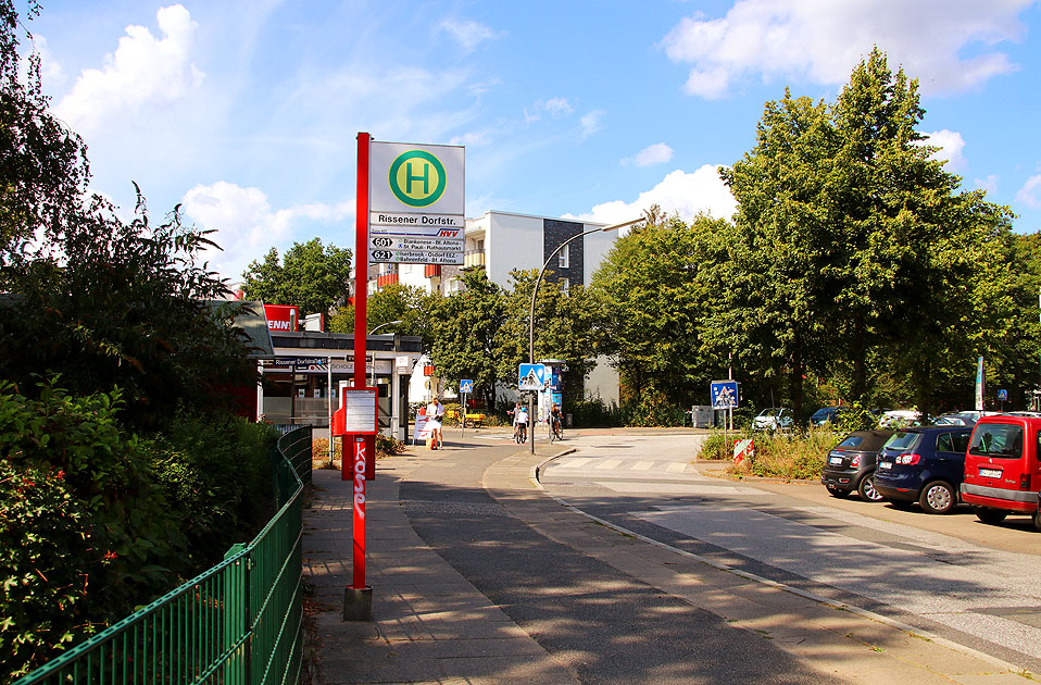 Die Bushaltestelle Rissener Dorfstraße in Hamburg-Rissen