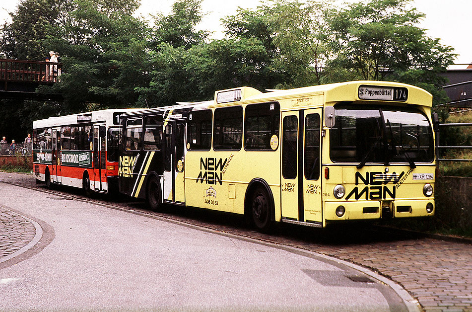 Hochbahn Bus am Bahnhof S-Bahn Poppenbüttel