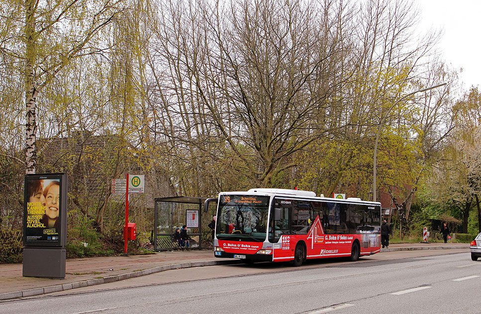Ein Hochbahn Schnellbus an der Haltestelle Fangdieckstraße