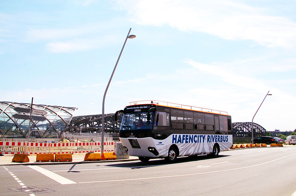 Der Hafencity Riverbus an der U-Bahn-Haltestelle Elbbrücken