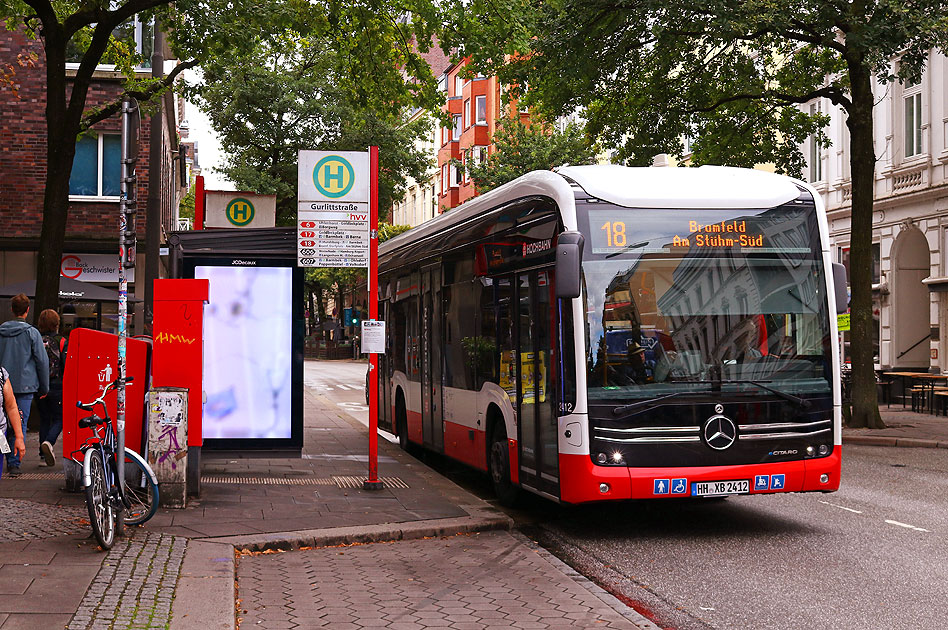 Ein Hochbbahn-Bus an der Haltestelle Gurlittstraße in Hamburg-St. Georg