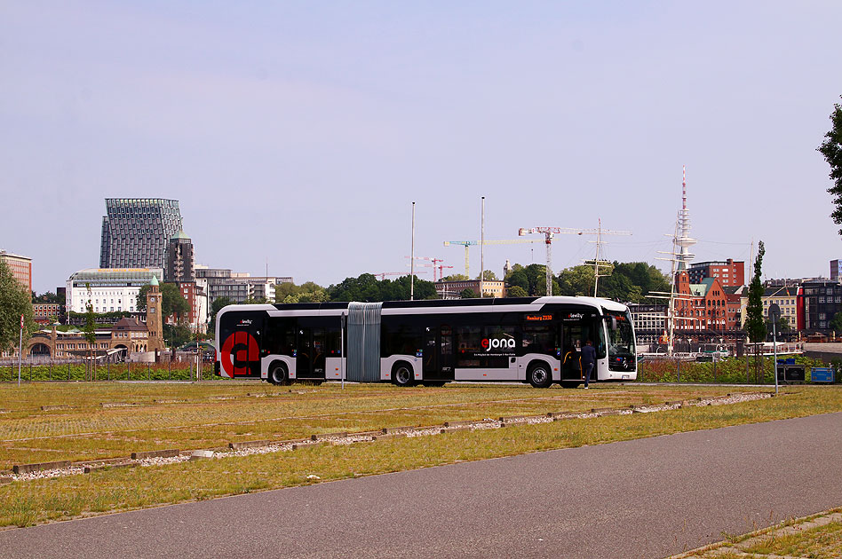 Ein VHH Elektrobus vor den St. Pauli Landungsbrücken in Hamburg