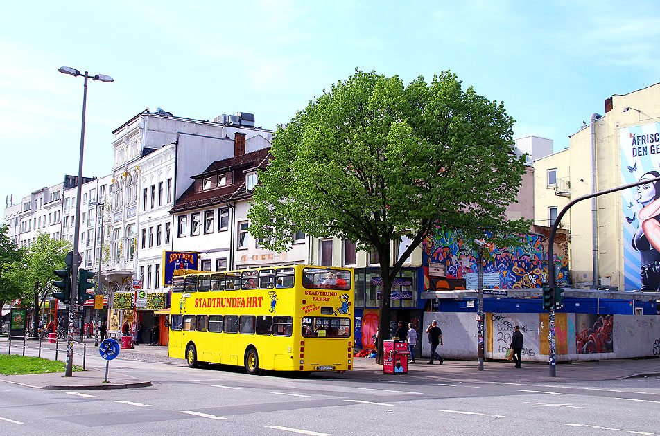 Ein Stadtrundfahrt Bus auf der Reeperbahn