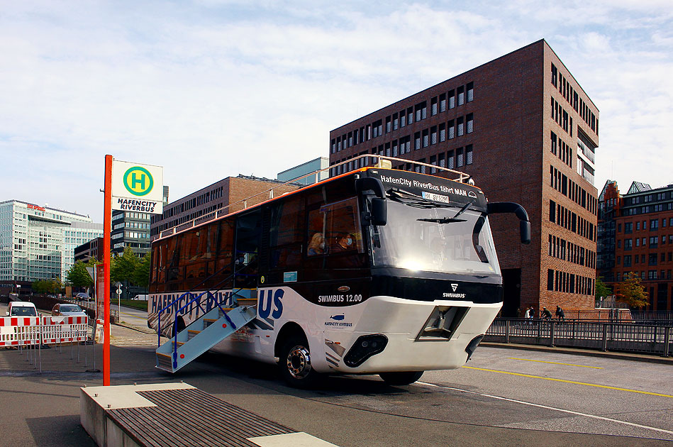 Der Hafencity Riverbus in der Hamburger Speicherstadt