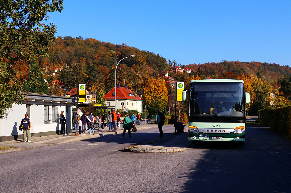Ein RVSOE Bus in Dresden-Pillnitz an der Haltestelle Leonardo-da-Vinci-Stra&szlig;e