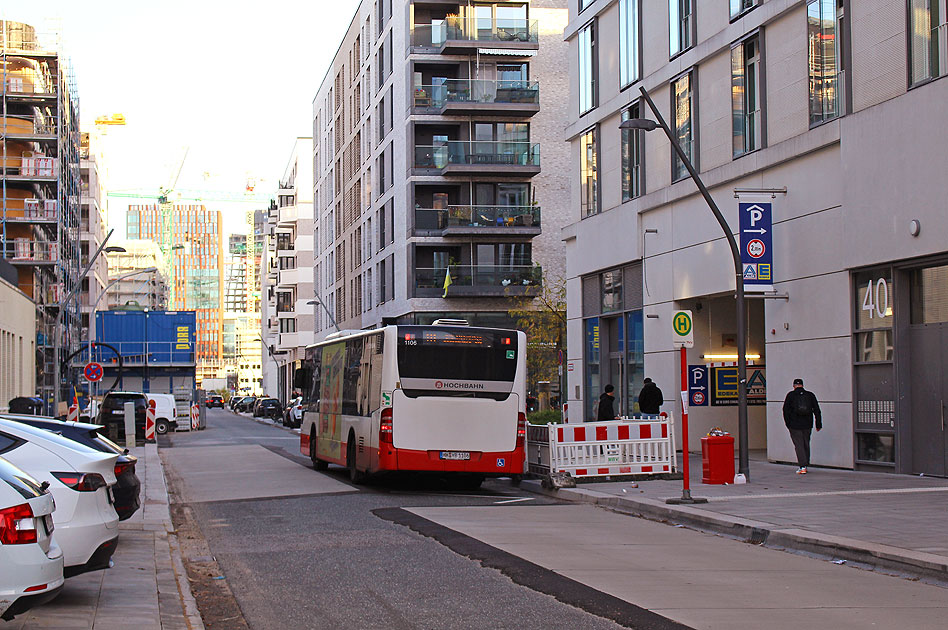 Die Bushaltestelle Lola-Rogge-Platz in der Hamburger Hafencity