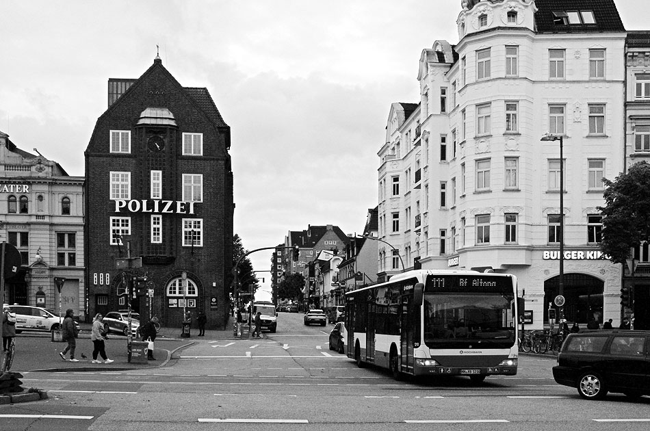 Ein Hocbahn Bus an der Haltestelle Davidstraße