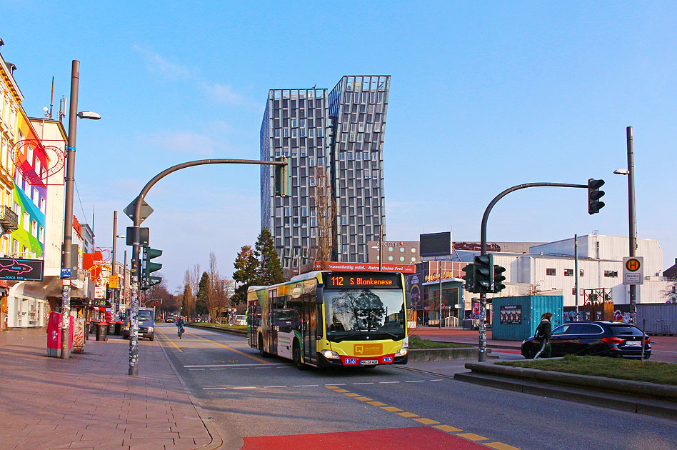 Mit dem Hochbahn-Bus über die Reeperbahn