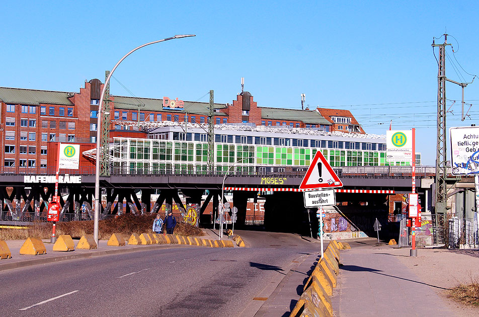 Die Bushaltestelle Oberhafenbrücke in Hamburg