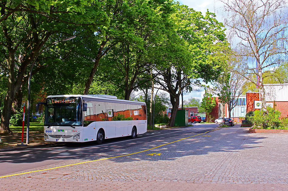 Ein KVG-Bus an der Haltestelle Finkenwerder Fähre