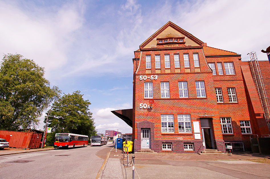 Die Bushaltestelle Hafenmuseum und das Deutsche Hafenmuseum in Hamburg