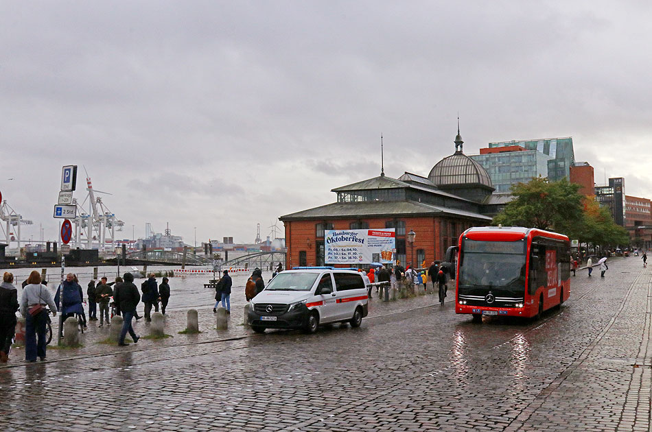 Hochbahn-Bus am Fischmarkt bei Hochwasser