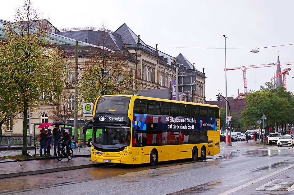 Ein Doppeldeckerbus von der BVG in Hamburg bei der VHH