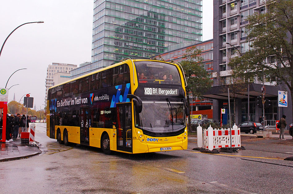 Ein Berliner Doppeldeckerbus im Testeinsatz  bei der VHH  in Hamburg - hier an der Haltestelle Bahnhof Berliner Tor
