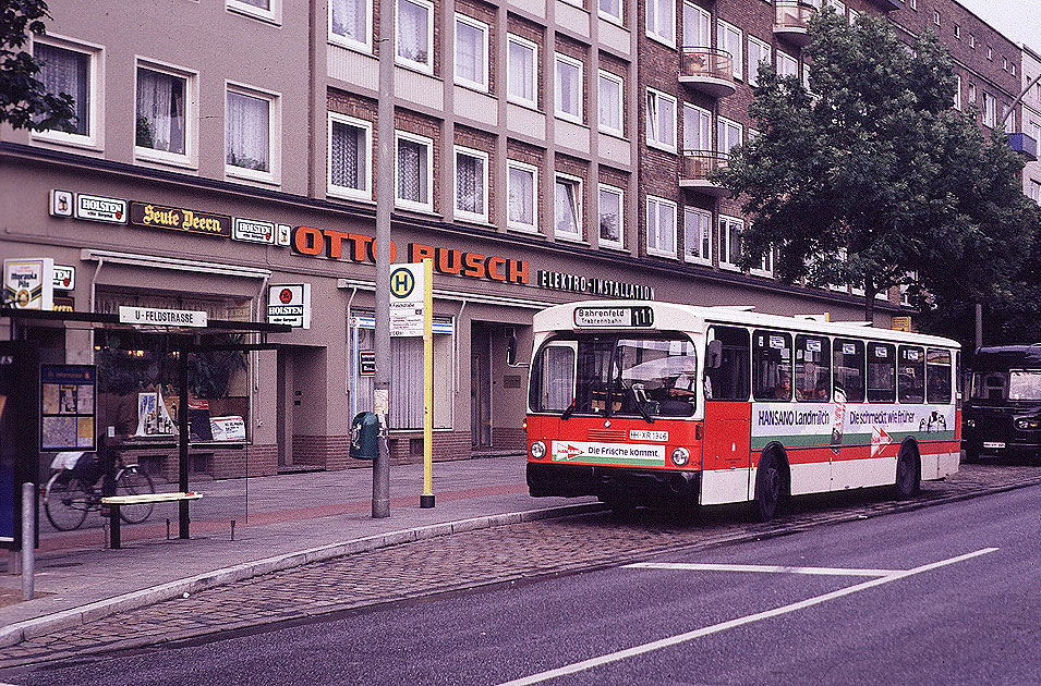 Ein Hochbahn O  305 an der Haltestelle U-Bahn Feldstra&szlig;e
