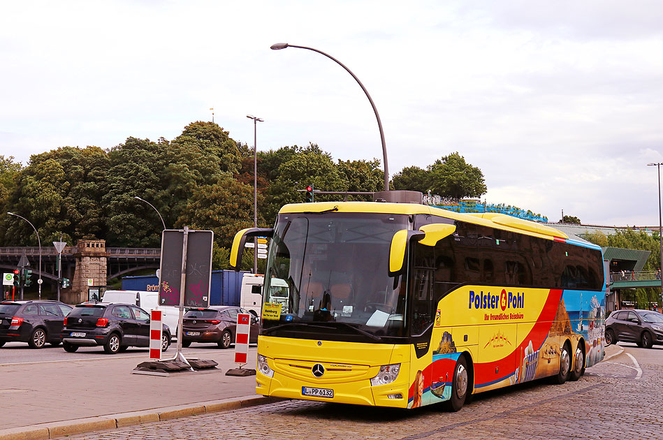 Ein Reisebus von Polster und Pohl an den St. Pauli Landungsbr&uuml;cken in Hamburg