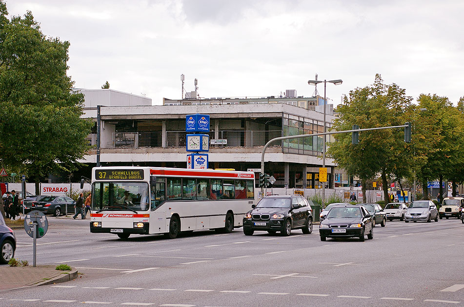 Ein Hochbahn-Schnellbus an der Haltestelle U-Bahn St. Pauli