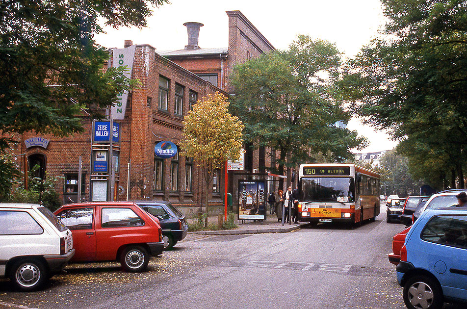 Ein Hochbahn-Bus an der Haltestelle Friedensallee in Hamburg