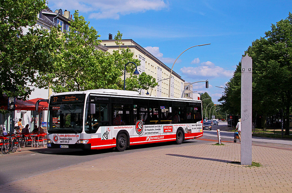Ein Hochbahn-Schnellbus an der Haltestelle Gro&szlig;e Bergstra&szlig;e in Hamburg