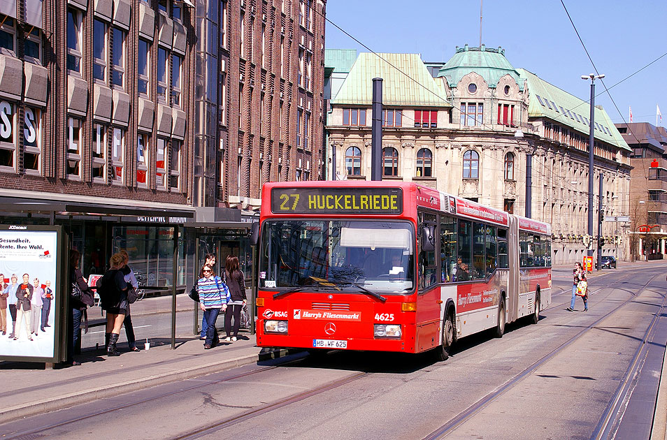 Die Stra&szlig;enbahn in Bremen ein Bus an der Haltestelle Am Brill